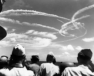 1944年6月19日，美軍戰鬥機劃破第58特混艦隊頂上的天空