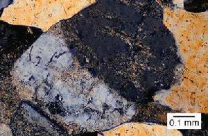 堇青石[一種矽酸鹽礦物]