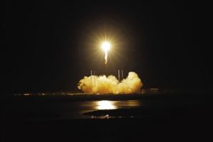 “龍”號飛船搭乘“獵鷹9”號火箭從美國佛羅里達州卡納維拉爾角發射升空