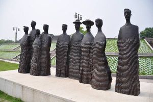 徐志摩與友人觀潮雕塑 徐志摩與友人觀潮雕塑