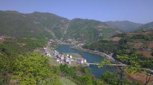 漢江支流“壩河”縱貫全鎮