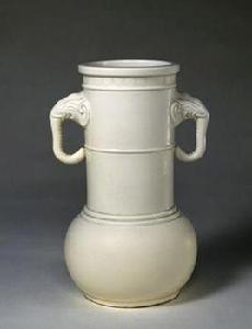 明德化窯白釉象耳弦紋尊 明德化窯白釉象耳弦紋尊