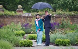 2012年6月22日，英國首相卡梅倫邀請緬甸反對派領導人翁山蘇姬訪問自己的鄉間別墅，期間卡梅倫頗具紳士風度，為翁山蘇姬撐傘。