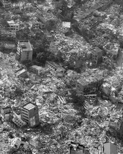 2008年5月11日晚8點至12日凌晨5點之間，他們在電腦旁收到了千里外四川攀枝花市紅格監測台傳來的異常信號，這個距離北川縣640公里HRT波監測台出現了特大地震即將發生的臨震預警信號。（圖為地震後的北川）