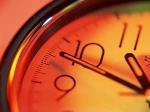 這是一個講求速度的世界，要用最短的時間完成最多的事情。在時間管理上富於經驗的管理者不會在紛至沓來的會議和電話、堆積成山的下屬郵件中分身乏術。作為一個公司的好管家，他既要有巨觀的眼光思考公司的長遠大計，又要聚精會神地盯著公司的那些營運的瑣事。規劃、決策和授權的妥當安排，使他們成為時間的主人。 優秀的企業家總是在新的一天之前就規劃好了一切，力求在起跑線上姿勢都比其他選手更接近起跑瞬間。 微軟高管劉潤曾提出以年、以月和以天為單位三個層次的時間管理。開始一天的工作之前，首先決策哪些是緊急的事、哪些是重要的事，然後先難後易地做完。 前任惠普公司總裁格拉特把自己的時間劃分得清清楚楚，他花20%的時間和客戶溝通，35%的時間用在會議上，10%的時間在電話上，5%的時間在看公司的檔案上，剩下的時間用在和公司沒有直接或間接關係，但卻有利於公司的活動上，可能是傳媒的採訪，也可能是措手不及的突發事件。 即使是工作狂經理人，也要有能耐去享受打一場高爾夫的奢侈、聽一場三大男高音的音樂會的樂趣。即使是號稱史上完美經理人的陳永正（現任NBA中國執行長、曾經的微軟和摩托羅拉中華區CEO）也在抱怨時間根本不夠。 時間——資源互補法則告訴我們，應該站在更加巨觀的角度看待時間與其他資源的利用問題，根據實際需要對時間和其他資源進行靈活分配、合理調度。只要你感到完成某項任務時間緊迫、力不從心時，你都應該首先想到是否還能找到其他資源以加快任務完成的進度。在尋找資源時，想像力越豐富越好，比如尋求專業人士的指導，查找網路資料，購買專業書籍，添置先進設備或者直接向上級、同事或家人、朋友求援等，一切可能獲得又有利於縮短工作進程的資源都是可選之項。目前經濟領域最流行的外包業務其實就是時間-資源法則的擴展套用。世界上許多知名企業把生產、服務甚至研發等業務外包給在某一領域具有較大優勢的其他企業，從而大大縮短了產品投放市場的進程。你也可以選擇把部分事務外包出去，比如保潔公司、搬家公司和其他許多專業服務公司，都能為你提供又快又好的服務，為你節省出大量寶貴的時間去從事更重要的工作。