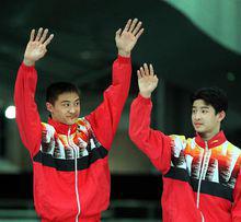黃強(右)與田亮奪男雙10米台冠軍