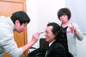 化妝師和美髮師正在打扮“李詠2”