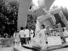 《機器人》獲非專業立體作品的一等獎。