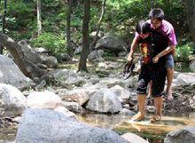 妻子李正潔背著丈夫杜廣雲去上課