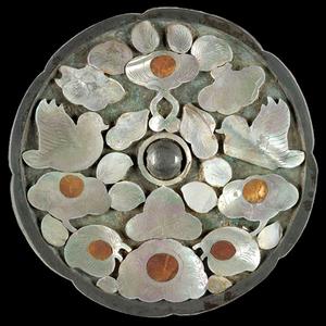 珍珠母嵌花青銅鏡