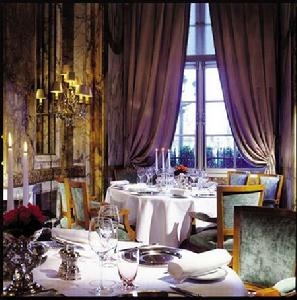 巴黎克利翁酒店大使餐廳，從巨大的玻璃窗望出去，就是協和廣場