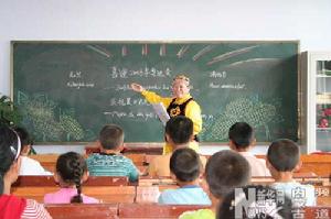 內蒙古莫旗達斡爾族教師杜桂珍正在教學生達斡爾語