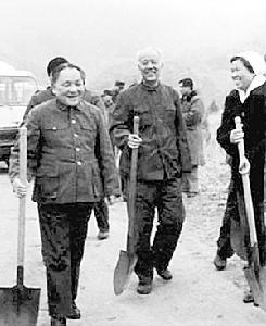 萬里和鄧小平一起勞動