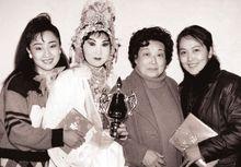 20世紀80年代初許倩雲與川劇青年名旦合影