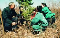 馬永順和孩子門一起植樹