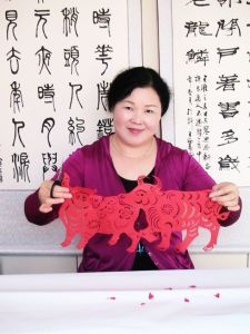 田秋香與她的剪紙藝術作品