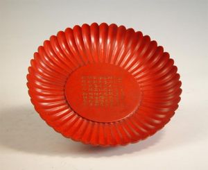 乾隆款朱漆菊瓣盤 乾隆款朱漆菊瓣盤
