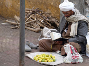 埃及人辦喜事時習慣上是先擺出朱古力和水果，吟誦《古蘭經》，吃肉麵湯泡饃、米