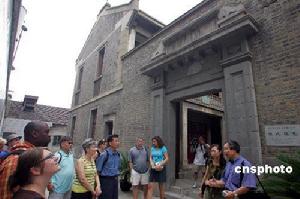 一批來自加拿大的歷史教師專程到上海考察日軍慰安所遺址。