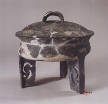 黑陶細刻紋鏤孔足鼎 黑陶細刻紋鏤孔足鼎