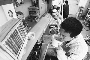 武漢湖北經濟學院大四學生梁啟斌，中午在寢室內觀看股市行情