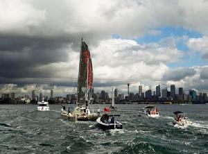 羅斯柴爾德駕駛著“回收瓶帆船”帕拉斯提基號抵達悉尼港