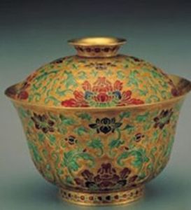 清康熙內填琺瑯番蓮紋碗 清康熙內填琺瑯番蓮紋碗