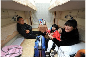   1月26日，旅客們在“絲路驛站——寧夏號”列車上等待發車。