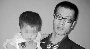 出獄後的張劍回到家裡，一年多沒見面的孩子跟他已經有些生疏