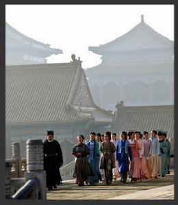 黃巧兒和姐妹們滿懷希望地進入宮中卻不知等待他們的是什麼