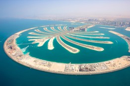 杜拜世界旗下房地產公司開發的人工島項目。這個椰樹造型的人工島將被打造成豪華度假村。