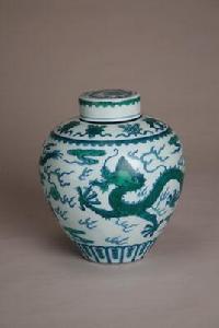 清乾隆款綠彩八寶雲龍紋蓋罐 清乾隆款綠彩八寶雲龍紋蓋罐