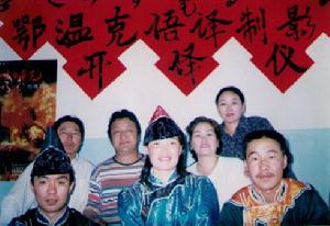 1998年鄂溫克語譯製片《悲情布魯克》全體譯製人員合影