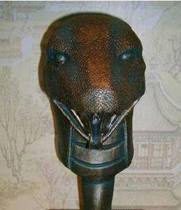 蛇首銅像 蛇首銅像