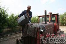 每次給拖拉機加水都要用紗巾進行過濾