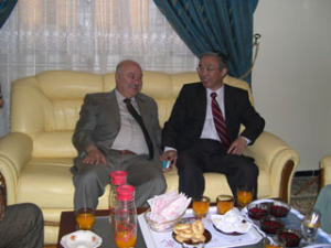 阿傑勒法省省長圖哈米、使館經商參贊藏純正等參加儀式