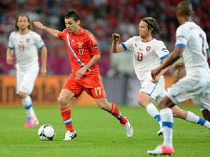 艾&middot;扎戈耶夫（前左）在比賽中帶球突破