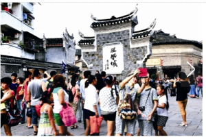 遊客在鳳凰古城遊覽拍照留念 