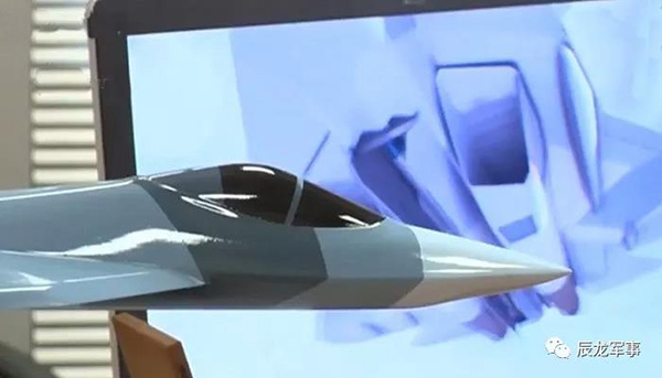 參加展覽的蘇57模型背後赫然出現的機腹彈艙打開畫面