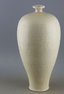 白釉刻花梅瓶