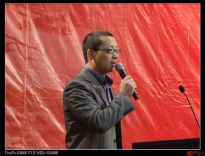 被媒體稱為“安徽劉儀偉”的著名美食節目主持人阿強正在主持安徽餐飲年會