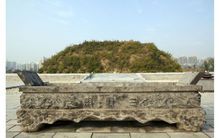 三清殿遺址唐代崇尚道教，供奉老子，三清殿是宮廷內供奉祭祀道教的建築。三清殿遺址位於大明宮西北隅，大明宮鄉炕底寨村東北角，是一座高台建築，為宮廷道教建築之一。三清殿遺址三清殿遺址台基北高南低，現存高度為15—12.6米，平面呈凸字形，北寬南窄，南北長78.6米，東西寬北部為53.1米，南部為47.6米，面積達4000餘平方米。高台系板築夯土，周圍砌1.26米厚的磚壁，表面皆順砌磨磚對縫的清水磚面，其底鋪磨製工整的基石兩層。基石及磚壁向上均呈內收11度角的斜面，從出土的大量朱繪白灰牆皮，可知上面有殿堂或樓閣建築。其上安石欄及排水石槽等設施，出土有石殘件。方磚鋪排1.5米寬的散水繞以台基下，上殿的階道有兩條，一是踏步階梯道，設在南面正中，長15米，寬32米。另一是斜坡慢道，設在台基北端兩側，長43.25米，平面呈梯形。慢道上面兩側鋪有壓邊條石並設石欄。遺址中出土很多綠琉璃和黃、綠、藍三彩瓦，青灰色陶瓦為數也較多。還有銅構件及鑲嵌在木構件上的鎏色銅飾殘片等。除三清殿外，大明宮中還有其他道教廟觀建築遺址，如大角觀、玄元皇帝廟等遺址。