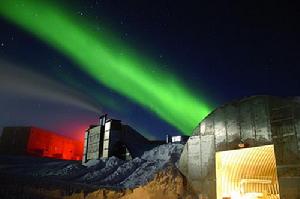 （圖）新南極考察站上空的絢麗極光