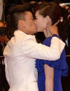 《天注定》坎城首映 王寶強現場親吻妻子馬蓉