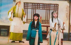 （圖）武場樂器採用鼓板、棗梆、馬鑼、鐃鈸等，鑼鼓經十分豐富