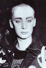 1986年，喬治男孩因吸毒面容消瘦。