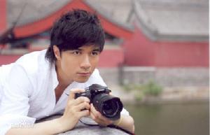 古巨基出演《情深深雨濛濛》飾演何書桓