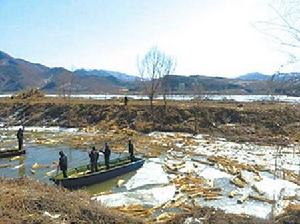 油罐發生泄漏,柴油流進養魚池