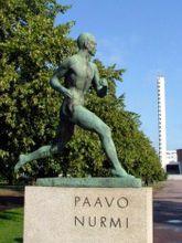 帕沃·魯米銅像