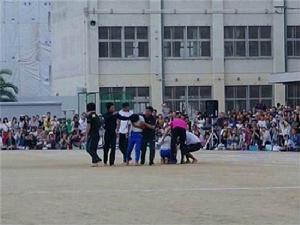 日本學生“疊羅漢”受傷事件